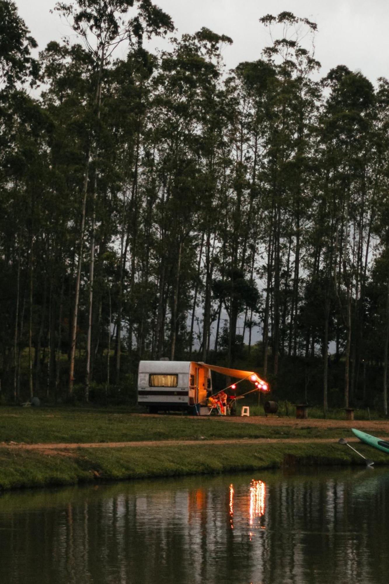 Campsite Trailer Em Sitio